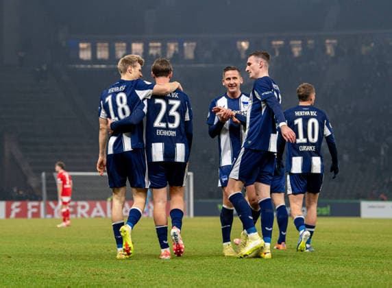 Fußball, Herren, Saison 2025 2026, DFB-Pokal (Achtelfinale), Hertha BSC - 1. FC Kaiserslautern, v. l. Luca Schuler (Hertha BSC), Kennet Eichhorn (Hertha BSC), Paul Seguin (Hertha BSC), Niklas Kolbe (Hertha BSC), Michael Cuisance (Hertha BSC), Jubel nach Tor zum 4:1, 02.12.2025, Copyright: xSebastianxRäppold MatthiasxKochx