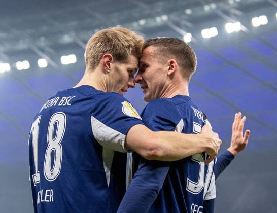 Fußball, Herren, Saison 2025 2026, DFB-Pokal (Achtelfinale), Hertha BSC - 1. FC Kaiserslautern, v. l. Luca Schuler (Hertha BSC), Paul Seguin (Hertha BSC), Jubel nach Tor zum 4:1, 02.12.2025, *** Soccer, Men, Season 2025 2026, DFB Cup Round of 16 , Hertha BSC 1 FC Kaiserslautern, f l Luca Schuler Hertha BSC , Paul Seguin Hertha BSC , Cheering after scoring 4 1, 02 12 2025, Copyright: xSebastianxRäppold MatthiasxKochx