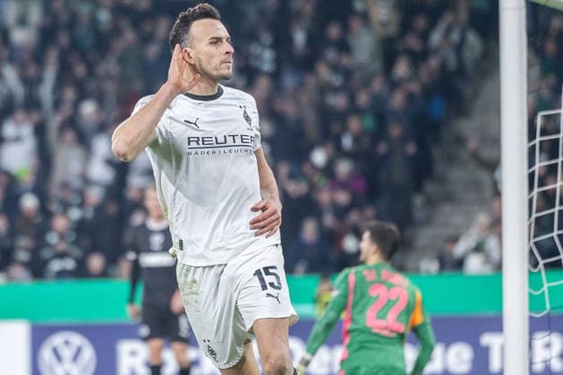 Fußball DFB-Pokal Achtelfinale Borussia Mönchengladbach - FC St. Pauli am 02.12.2025 im Borussia-Park in Mönchengladbach Torjubel zum 1:1 durch Haris Tabakovic ( Mönchengladbach ) DFB regulations prohibit any use of photographs as image sequences and or quasi-video.