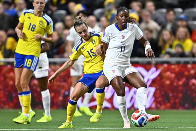 STOCKHOLM, SVERIGE 20251202 Sveriges Julia Zigiotti Olme och Frankrikes Kadidiatou Diani under bronsmatchen i Nations League mellan Sveriges och Frankrike pa 3Arena pa tisdagskvällen. STOCKHOLM SVERIGE x10030x