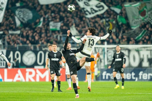Kopfballduell zwischen Giovanni Alejandro Reyna (Borussia Moenchengladbach, 13) und Sands James (FC St. Pauli, 6) VfL Borussia Moenchengladbach vs. FC St. Pauli, Fussball, DFB-Pokal, Achtelfinale, Saison 2025 2026, 02.12.2025 DFB REGULATIONS PROHIBIT ANY USE OF PHOTOGRAPHS AS IMAGE SEQUENCES AND OR QUASI-VIDEO VfL Borussia Moenchengladbach vs. FC St. Pauli, Fussball, DFB-Pokal, Achtelfinale, Saison 2025 2026, 02.12.2025 Moenchengladbach Copyright: xEibner-Pressefoto J.xDerondeaux EP_JDU