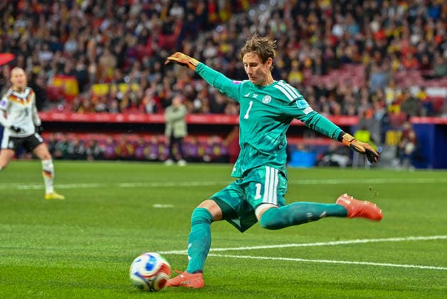 Madrid, Estadio Metropolitano, 02.12.25, ESP, Frauen, UEFA Women s Nations Leaugue, Finale 2025, Spanien - Deutschland Bild: Ann-Kathrin Berger (Deutschland, 1) UEFA regulations prohibit any use of photographs as image sequences and or quasi-video. Madrid Spanien