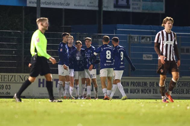 7 Vjekoslav Taritas (VfB Oldenburg) bejubelt zusammen mit seinen Teamkollegen seinen Treffer zum 0:1. Fußball I Herren I Regionalliga Nord I Saison 2025-2026 I 21. Spieltag I FC St. Pauli U23 - VfB Oldenburg I 02.12.2025 I Edmund-Plambeck-Stadion