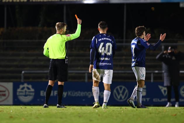 7 Vjekoslav Taritas (VfB Oldenburg) sieht Gelb-Rot. Fußball I Herren I Regionalliga Nord I Saison 2025-2026 I 21. Spieltag I FC St. Pauli U23 - VfB Oldenburg I 02.12.2025 I Edmund-Plambeck-Stadion