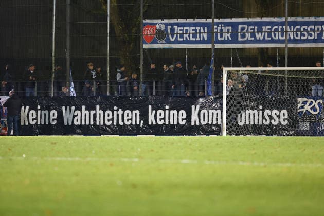 Protestbanner der Fans des VfB Oldenburg. Fußball I Herren I Regionalliga Nord I Saison 2025-2026 I 21. Spieltag I FC St. Pauli U23 - VfB Oldenburg I 02.12.2025 I Edmund-Plambeck-Stadion