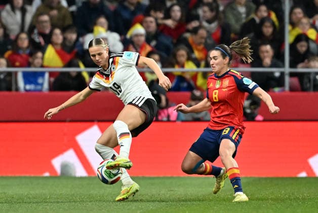 Madrid, Estadio Metropolitano, 02.12.25, ESP, Frauen, UEFA Women s Nations Leaugue, Finale 2025, Spanien - Deutschland Bild: Zweikampf, Spielszene, Duell, duel, tackle, tackling, Dynamik, Action, Klara Bühl (Deutschland,19 ) Mariona Caldentey (Spain , Spanien, 8) UEFA regulations prohibit any use of photographs as image sequences and or quasi-video. Madrid Spanien
