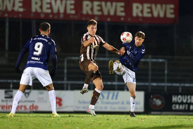 27 Oleg Skakun (FC St. Pauli U23), 20 Marc Schröder (VfB Oldenburg) Fußball I Herren I Regionalliga Nord I Saison 2025-2026 I 21. Spieltag I FC St. Pauli U23 - VfB Oldenburg I 02.12.2025 I Edmund-Plambeck-Stadion