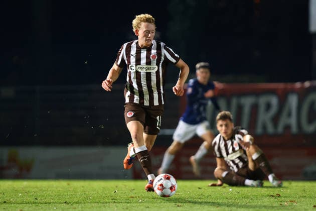 16 Marwin Schmitz (FC St. Pauli U23) Fußball I Herren I Regionalliga Nord I Saison 2025-2026 I 21. Spieltag I FC St. Pauli U23 - VfB Oldenburg I 02.12.2025 I Edmund-Plambeck-Stadion