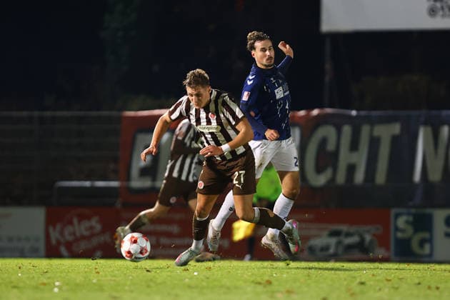 27 Oleg Skakun (FC St. Pauli U23), 21 Nick Otto (VfB Oldenburg) Fußball I Herren I Regionalliga Nord I Saison 2025-2026 I 21. Spieltag I FC St. Pauli U23 - VfB Oldenburg I 02.12.2025 I Edmund-Plambeck-Stadion