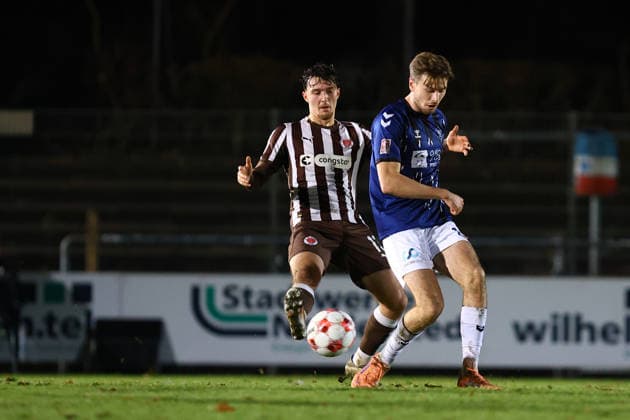 13 Julius Grunwald (FC St. Pauli U23), 20 Marc Schröder (VfB Oldenburg) Fußball I Herren I Regionalliga Nord I Saison 2025-2026 I 21. Spieltag I FC St. Pauli U23 - VfB Oldenburg I 02.12.2025 I Edmund-Plambeck-Stadion