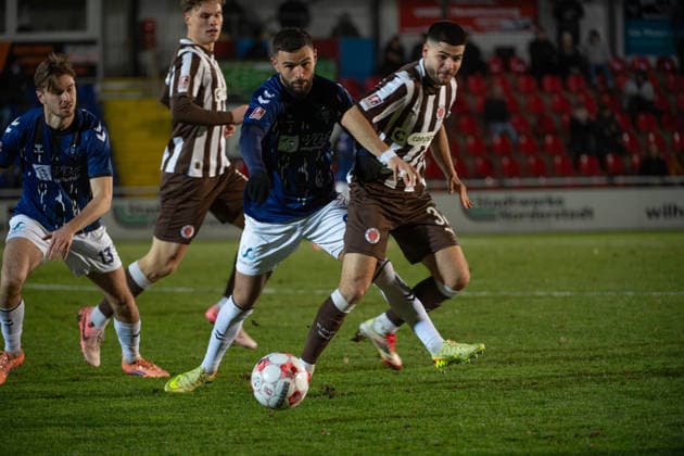 GER, Fussball, RLN, FC St.Pauli II U23 vs VfB Oldenburg 02.12.2025, Edmund-Plambeck-Stadion, Norderstedt, GER, RLN, FC St.Pauli II U23 vs VfB Oldenburg, DFL regulations prohibit any use of photographs as image sequences and or quasi-video, im Bild Drilon DEMAJ ( VfB Oldenburg 9 ) im Zweikampf mit dem EX-Oldenburger