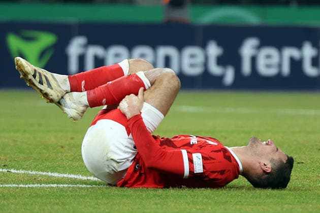 02.12.2025, xrekx, Fussball DFB Pokal 1 8 Finale, Hertha BSC Berlin - 1.FC Kaiserslautern v.l. Ivan Prtajin (1.FC Kaiserslautern) verletzt, Verletzung, Schmerz, Schmerzen, injured, injury, pain, pains Auswechslung (DFL DFB REGULATIONS PROHIBIT ANY USE OF PHOTOGRAPHS as IMAGE SEQUENCES and or QUASI-VIDEO) Berlin