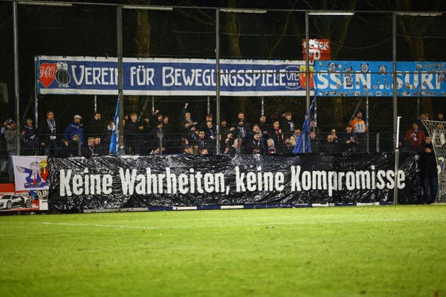Fußball I Herren I Saison 2025 2026 I Regionalliga Nord I 13.Spieltag I FC St.Pauli II - VFB Oldenburg I 02.12.2025 VFB Oldenburg Fan Banner Keine Wahrheit, keine Kompromisse Norderstedt Edmund Plambeck Stadion Schleswig-Holstein Deutschland Copyright: xLobeca RalfxHomburgx