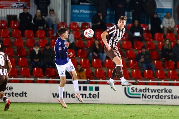 Fußball I Herren I Saison 2025 2026 I Regionalliga Nord I 13.Spieltag I FC St.Pauli II - VFB Oldenburg I 02.12.2025 Willem-Hendrik Hoffrogge (23, VFB Oldenburg) Adem Podrimaj (32, FC St.Pauli II) Norderstedt Edmund Plambeck Stadion Schleswig-Holstein Deutschland Copyright: xLobeca RalfxHomburgx