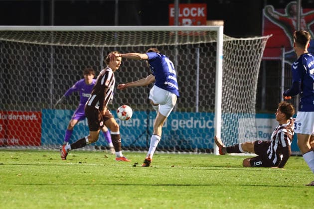 Fußball I Herren I Saison 2025 2026 I Regionalliga Nord I 13.Spieltag I FC St.Pauli II - VFB Oldenburg I 02.12.2025 Linus Schäfer (13, VFB Oldenburg) beim Schuß Norderstedt Edmund Plambeck Stadion Schleswig-Holstein Deutschland Copyright: xLobeca RalfxHomburgx