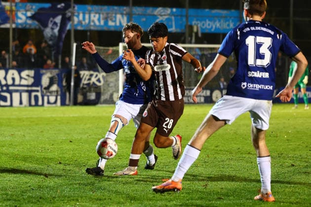 Fußball I Herren I Saison 2025 2026 I Regionalliga Nord I 13.Spieltag I FC St.Pauli II - VFB Oldenburg I 02.12.2025 Marc Schröder (20, VFB Oldenburg) Nick Schmidt (28, FC St.Pauli II) Norderstedt Edmund Plambeck Stadion Schleswig-Holstein Deutschland Copyright: xLobeca RalfxHomburgx