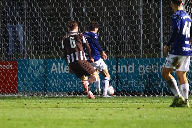 Fußball I Herren I Saison 2025 2026 I Regionalliga Nord I 13.Spieltag I FC St.Pauli II - VFB Oldenburg I 02.12.2025 Thieß Mahnel (6, FC St.Pauli II) Vjekoslav Taritas (7, VFB Oldenburg) erziehlt das 0-1 Norderstedt Edmund Plambeck Stadion Schleswig-Holstein Deutschland Copyright: xLobeca RalfxHomburgx