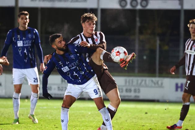 Fußball I Herren I Saison 2025 2026 I Regionalliga Nord I 13.Spieltag I FC St.Pauli II - VFB Oldenburg I 02.12.2025 Drilon Demaj (9, VFB Oldenburg) Thieß Mahnel (6, FC St.Pauli II) Norderstedt Edmund Plambeck Stadion Schleswig-Holstein Deutschland Copyright: xLobeca RalfxHomburgx
