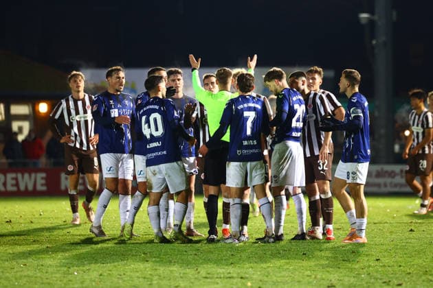 Fußball I Herren I Saison 2025 2026 I Regionalliga Nord I 13.Spieltag I FC St.Pauli II - VFB Oldenburg I 02.12.2025 Rudelbildung um den Schiedsrichter Norderstedt Edmund Plambeck Stadion Schleswig-Holstein Deutschland Copyright: xLobeca RalfxHomburgx