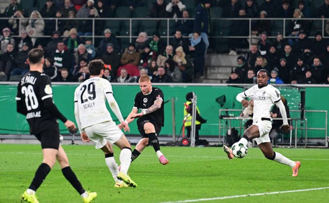 02.12.2025; Moenchengladbach; Fussball, Herren, Saison 2025 2026, DFB-Pokal, Achtelfinale Borussia Moenchengladbach vs. FC St. Pauli Tor zum 1-2; Louis Oppie (St. Pauli, 2. v. re.) zieht ab und trifft zum 1-2. Charles Herrmann (Gladbach, re.) kommt zu spaet DFL regulations prohibit any use of photographs as image sequences and or quasi-video. Borussia-Park NRW Deutschland
