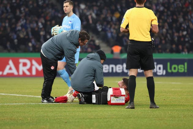 02.12.2025, xrekx, Fussball DFB Pokal 1 8 Finale, Hertha BSC Berlin - 1.FC Kaiserslautern v.l. Ivan Prtajin (1.FC Kaiserslautern) verletzt, Verletzung, Schmerz, Schmerzen, injured, injury, pain, pains Auswechslung (DFL DFB REGULATIONS PROHIBIT ANY USE OF PHOTOGRAPHS as IMAGE SEQUENCES and or QUASI-VIDEO) Berlin