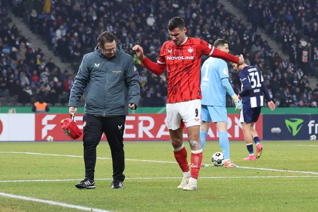 02.12.2025, xrekx, Fussball DFB Pokal 1 8 Finale, Hertha BSC Berlin - 1.FC Kaiserslautern v.l. Ivan Prtajin (1.FC Kaiserslautern) verletzt, Verletzung, Schmerz, Schmerzen, injured, injury, pain, pains Auswechslung (DFL DFB REGULATIONS PROHIBIT ANY USE OF PHOTOGRAPHS as IMAGE SEQUENCES and or QUASI-VIDEO) Berlin
