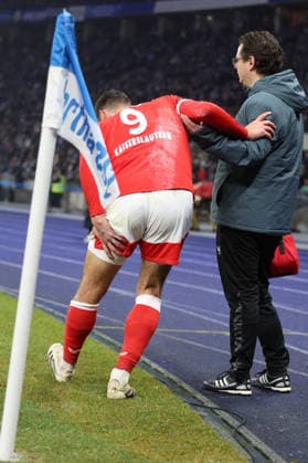 02.12.2025, xrekx, Fussball DFB Pokal 1 8 Finale, Hertha BSC Berlin - 1.FC Kaiserslautern v.l. Ivan Prtajin (1.FC Kaiserslautern) verletzt, Verletzung, Schmerz, Schmerzen, injured, injury, pain, pains Auswechslung (DFL DFB REGULATIONS PROHIBIT ANY USE OF PHOTOGRAPHS as IMAGE SEQUENCES and or QUASI-VIDEO) Berlin