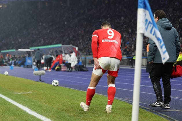 02.12.2025, xrekx, Fussball DFB Pokal 1 8 Finale, Hertha BSC Berlin - 1.FC Kaiserslautern v.l. Ivan Prtajin (1.FC Kaiserslautern) verletzt, Verletzung, Schmerz, Schmerzen, injured, injury, pain, pains Auswechslung (DFL DFB REGULATIONS PROHIBIT ANY USE OF PHOTOGRAPHS as IMAGE SEQUENCES and or QUASI-VIDEO) Berlin