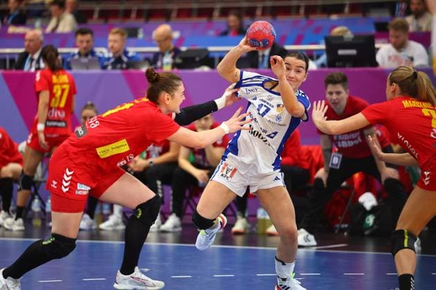 Elin Klara Thorkelsdottir (Island) im Zweikampf mit Ivana Godec (Montenegro, links) und Anastasija Marsenic (Montenegro) Island vs Montenegro, Handball, Frauen-Weltmeisterschaft, 02.12.2025 Island vs Montenegro, Handball, Frauen-Weltmeisterschaft, 02.12.2025 Dortmund Copyright: xEibner-Pressefotox EP_RWS