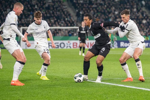 02.12.2025, Fussball: DFB Pokal, Saison 2025 2026, Achtelfinale, Borussia Moenchengladbach vs. FC St. Pauli im Borussia Park in Moenchengladbach. Zweikampf zwischen Joel Chima Fujita (FC St. Pauli, 16) und Yannik Engelhardt (Borussia Moenchengladbach, 06). Dabei Nico Elvedi (Borussia Moenchengladbach, 30) und Lukas Ullrich (Borussia Moenchengladbach, 26). Wichtiger Hinweis: Gemaess den Vorgaben der DFL Deutsche Fussball Liga bzw. des DFB Deutscher Fussball-Bund ist es untersagt, in dem Stadion und oder vom Spiel angefertigte Fotoaufnahmen in Form von Sequenzbildern und oder videoaehnlichen Fotostrecken zu verwerten bzw. verwerten zu lassen. Foto: Kirchner-Media Thomas Haesler Copyright: xKirchner-Media ThomasxHaeslerx
