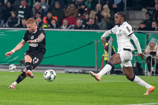 02.12.2025, Fussball: DFB Pokal, Saison 2025 2026, Achtelfinale, Borussia Moenchengladbach vs. FC St. Pauli im Borussia Park in Moenchengladbach. Charles Herrmann (Borussia Moenchengladbach, 34) kann das Tor zum 2:1 durch Louis Oppie (FC St. Pauli, 23) nicht verhindern. Wichtiger Hinweis: Gemaess den Vorgaben der DFL Deutsche Fussball Liga bzw. des DFB Deutscher Fussball-Bund ist es untersagt, in dem Stadion und oder vom Spiel angefertigte Fotoaufnahmen in Form von Sequenzbildern und oder videoaehnlichen Fotostrecken zu verwerten bzw. verwerten zu lassen. Foto: Kirchner-Media Thomas Haesler Copyright: xKirchner-Media ThomasxHaeslerx