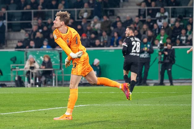 02.12.2025, Fussball: DFB Pokal, Saison 2025 2026, Achtelfinale, Borussia Moenchengladbach vs. FC St. Pauli im Borussia Park in Moenchengladbach. Nach dem Tor zum 2:1 fuer St. Pauli hat Moritz Nicolas (Borussia Moenchengladbach, 33) den Ball vor Frust auf den Boden geknallt. Wichtiger Hinweis: Gemaess den Vorgaben der DFL Deutsche Fussball Liga bzw. des DFB Deutscher Fussball-Bund ist es untersagt, in dem Stadion und oder vom Spiel angefertigte Fotoaufnahmen in Form von Sequenzbildern und oder videoaehnlichen Fotostrecken zu verwerten bzw. verwerten zu lassen. Foto: Kirchner-Media Thomas Haesler Copyright: xKirchner-Media ThomasxHaeslerx