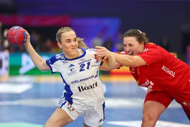 Sandra Erlingsdottir (Island) im Zweikampf mit Durdina Jaukovic (Montenegro) Island vs Montenegro, Handball, Frauen-Weltmeisterschaft, 02.12.2025 Island vs Montenegro, Handball, Frauen-Weltmeisterschaft, 02.12.2025 Dortmund Copyright: xEibner-Pressefotox EP_RWS