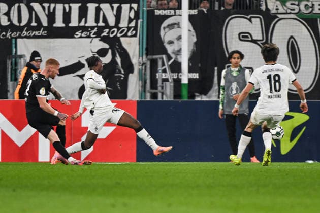 Louis Oppie (Pauli 23) erzielt das Tor zum 1:2 02.12.2025 Fussball Borussia Moenchengladbach vs FC St. Pauli, Borussia-Park, Moenchengladbach, DFB DFL REGULATIONS PROHIBIT ANY USE OF PHOTOGRAPHS AS IMAGE SEQUENCES AND OR QUASI-VIDEO