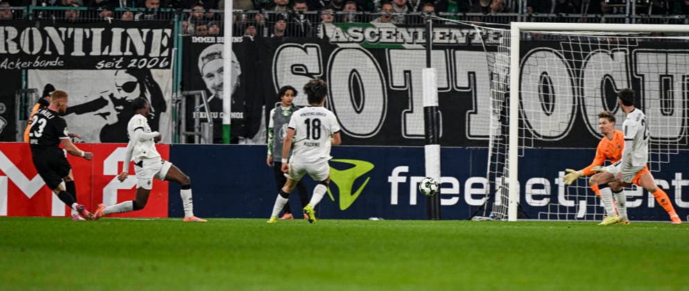 Louis Oppie (Pauli 23) erzielt das Tor zum 1:2 02.12.2025 Fussball Borussia Moenchengladbach vs FC St. Pauli, Borussia-Park, Moenchengladbach, DFB DFL REGULATIONS PROHIBIT ANY USE OF PHOTOGRAPHS AS IMAGE SEQUENCES AND OR QUASI-VIDEO