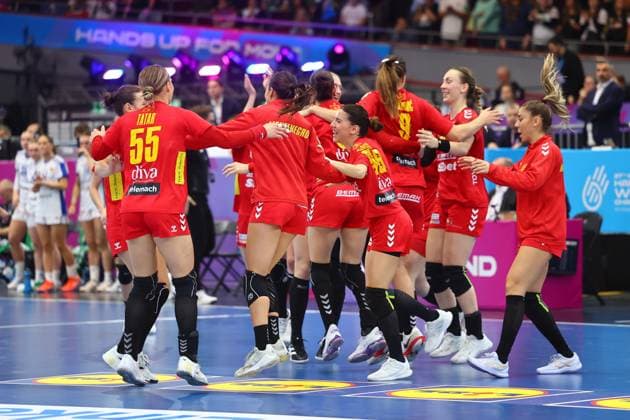 Die Mannschaft Montenegros feiert den Sieg gegen Island Island vs Montenegro, Handball, Frauen-Weltmeisterschaft, 02.12.2025 Island vs Montenegro, Handball, Frauen-Weltmeisterschaft, 02.12.2025 Dortmund Copyright: xEibner-Pressefotox EP_RWS