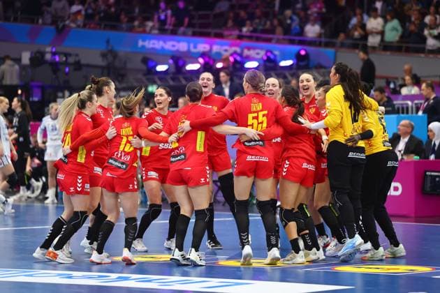 Die Mannschaft Montenegros feiert den Sieg gegen Island Island vs Montenegro, Handball, Frauen-Weltmeisterschaft, 02.12.2025 Island vs Montenegro, Handball, Frauen-Weltmeisterschaft, 02.12.2025 Dortmund Copyright: xEibner-Pressefotox EP_RWS