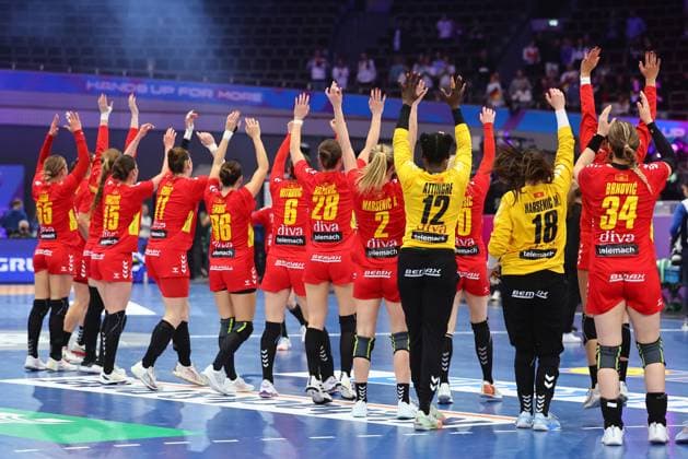 Die Mannschaft Montenegros feiert den Sieg gegen Island Island vs Montenegro, Handball, Frauen-Weltmeisterschaft, 02.12.2025 Island vs Montenegro, Handball, Frauen-Weltmeisterschaft, 02.12.2025 Dortmund Copyright: xEibner-Pressefotox EP_RWS