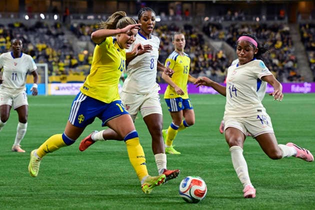 STOCKHOLM, SWEDEN 20251202 Sweden s Johanna Rytting Kaneryd and France s Perle Morroni during the Nations League bronze match between Sweden and France at 3Arena, Stockholm, Sweden December 2, 2025. STOCKHOLM SWEDEN x10030x