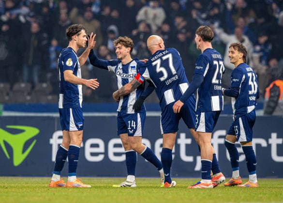 Fußball, Herren, Saison 2025 2026, DFB-Pokal (Achtelfinale), Hertha BSC - 1. FC Kaiserslautern, v. l. Linus Gechter (Hertha BSC), Maurice Krattenmacher (Hertha BSC), Toni Leistner (Hertha BSC), Kennet Eichhorn (Hertha BSC), Michal Karbownik (Hertha BSC), Jubel nach Tor zum 6:1, 02.12.2025, Copyright: xSebastianxRäppold MatthiasxKochx