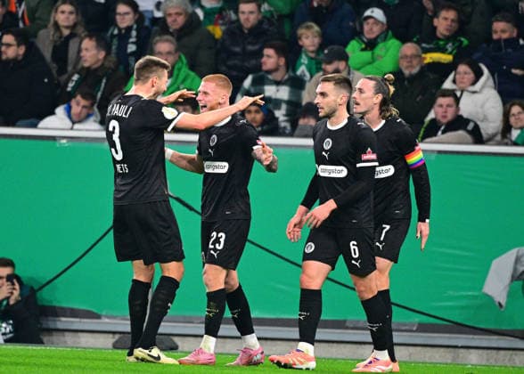 02.12.2025; Moenchengladbach; Fussball, Herren, Saison 2025 2026, DFB-Pokal, Achtelfinale Borussia Moenchengladbach vs. FC St. Pauli DFL regulations prohibit any use of photographs as image sequences and or quasi-video. Borussia-Park NRW Deutschland