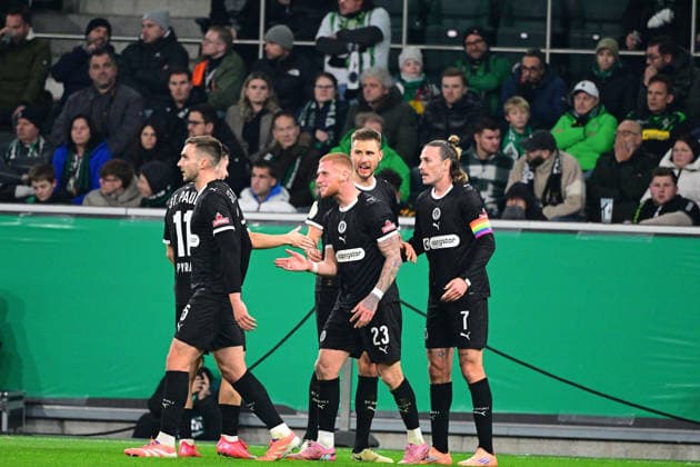 02.12.2025; Moenchengladbach; Fussball, Herren, Saison 2025 2026, DFB-Pokal, Achtelfinale Borussia Moenchengladbach vs. FC St. Pauli Torjubel St. Pauli nach dem Tor zum 1-2, 23 Torschuetze Louis Oppie (St. Pauli) DFL regulations prohibit any use of photographs as image sequences and or quasi-video. Borussia-Park NRW Deutschland