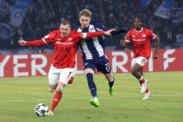 DEU, DFB-Pokal, Hertha BSC vs. 1.FC Kaiserslautern, 02.12.2025, Berliner Olympiastadion, Berlin, DEU, DFB-Pokal, Hertha BSC vs. 1.FC Kaiserslautern, im Bild Marten Winkler (Hertha BSC Berlin 22), Marlon Ritter (1.FC Kaiserslautern 7) DFL - regulations prohibit any use of Photographs as image sequences and or quasi-video