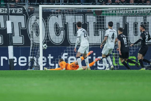 Fußball DFB-Pokal Achtelfinale Borussia Mönchengladbach - FC St. Pauli am 02.12.2025 im Borussia-Park in Mönchengladbach Louis Oppie ( St. Pauli ) erzielt das 1:2 DFB regulations prohibit any use of photographs as image sequences and or quasi-video.