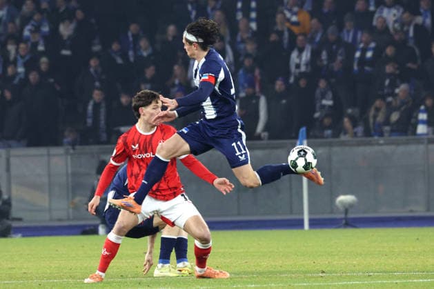 DEU, DFB-Pokal, Hertha BSC vs. 1.FC Kaiserslautern, 02.12.2025, Berliner Olympiastadion, Berlin, DEU, DFB-Pokal, Hertha BSC vs. 1.FC Kaiserslautern, im Bild Fabian Reese (Hertha BSC Berlin 11), Leon Robinson (1.FC Kaiserslautern 37) DFL - regulations prohibit any use of Photographs as image sequences and or quasi-video