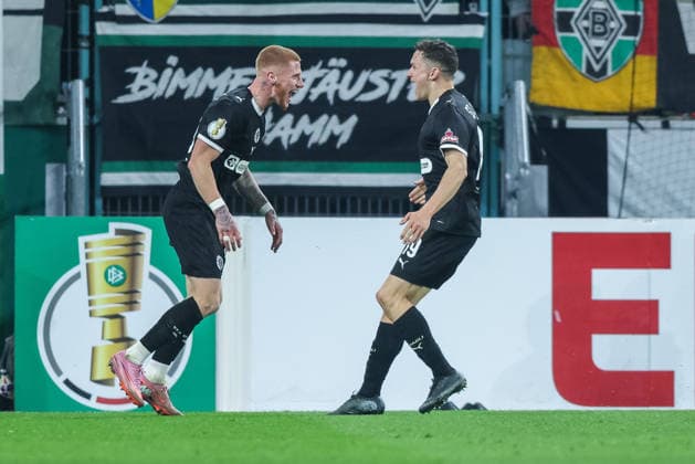 Fußball DFB-Pokal Achtelfinale Borussia Mönchengladbach - FC St. Pauli am 02.12.2025 im Borussia-Park in Mönchengladbach Torjubel zum 1:2 durch Louis Oppie ( St. Pauli ) DFB regulations prohibit any use of photographs as image sequences and or quasi-video.