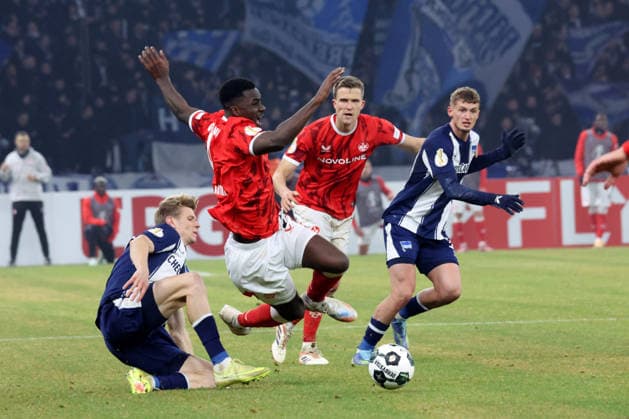 DEU, DFB-Pokal, Hertha BSC vs. 1.FC Kaiserslautern, 02.12.2025, Berliner Olympiastadion, Berlin, DEU, DFB-Pokal, Hertha BSC vs. 1.FC Kaiserslautern, im Bild Luca Schuler (Hertha BSC Berlin 18), Michael Cuisance (Hertha BSC Berlin 10), MAXWELL GYAMFI (1.FC Kaiserslautern 4), FABIAN KUNZE (1.FC Kaiserslautern 6) DFL - regulations prohibit any use of Photographs as image sequences and or quasi-video