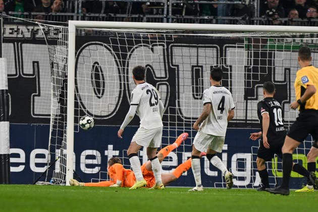 Moritz Nicolas (Moenchengladbach 33) kann den Schuss von Louis Oppie (Pauli 23) zum 1:2 nicht halten 02.12.2025 Fussball Borussia Moenchengladbach vs FC St. Pauli, Borussia-Park, Moenchengladbach, DFB DFL REGULATIONS PROHIBIT ANY USE OF PHOTOGRAPHS AS IMAGE SEQUENCES AND OR QUASI-VIDEO