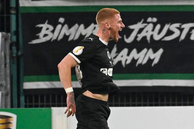 Louis Oppie (Pauli 23) jubelt nach dem Tor zum 1:2 02.12.2025 Fussball Borussia Moenchengladbach vs FC St. Pauli, Borussia-Park, Moenchengladbach, DFB DFL REGULATIONS PROHIBIT ANY USE OF PHOTOGRAPHS AS IMAGE SEQUENCES AND OR QUASI-VIDEO