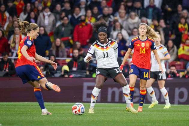 Madrid, Deutschland 02. Dezember 2025: UEFA Nations League Women - Finale Rückrunde - 2025 - Spanien vs. Deutschland Im Bild: v.li. Irene Paredes (Spanien), Nicole Anyomi (Deutschland) und Laia Aleixandri (Spanien) Riyadh Air Metropolitano Copyright: xFotostandx xFantinix